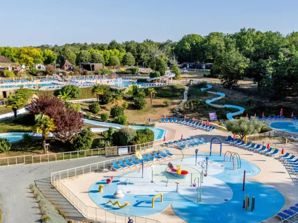 Vue d'ensemble du parc aquatique et des piscines au loin au camping Roan Saint Avit Loisirs