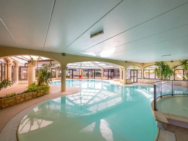 La piscine couverte du Roan camping Saint Avit Loisirs.