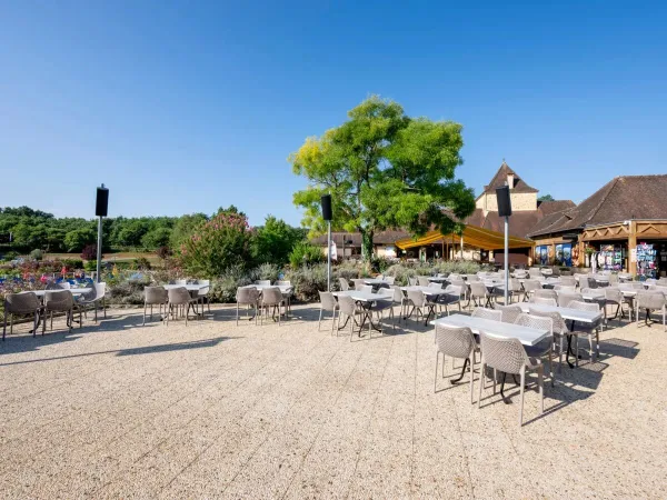 La terrasse au bord de la piscine du camping Roan Saint Avit Loisirs.