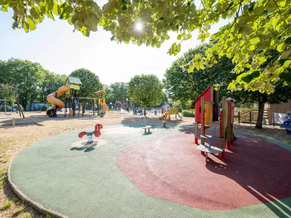 Grande aire de jeux au camping de Roan Saint Avit Loisirs.