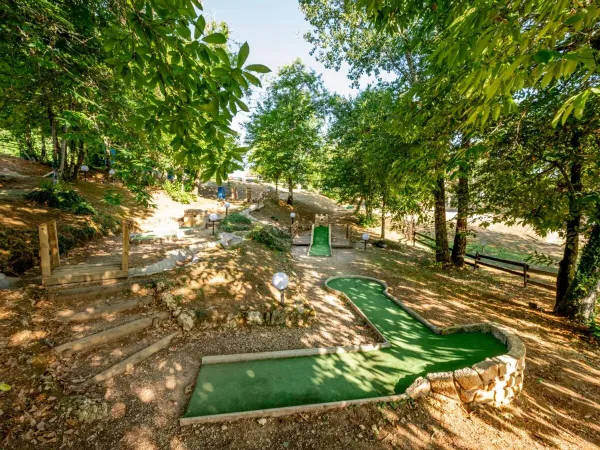 Mini golf sur plusieurs niveaux au camping Roan Saint Avit Loisirs.