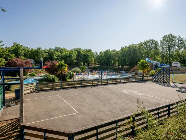 Terrain de football et de jeux au camping Roan Saint Avit Loisirs.