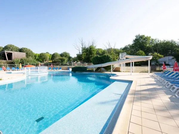 Une partie de la piscine du camping Roan Avit Loisirs.