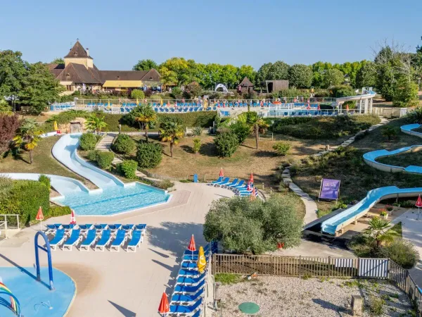 Piscine avec le monastère en arrière-plan au camping Roan de Saint Avit Loiris.