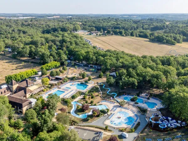 Vue aérienne de la piscine du camping Roan Saint Avit Loiris.