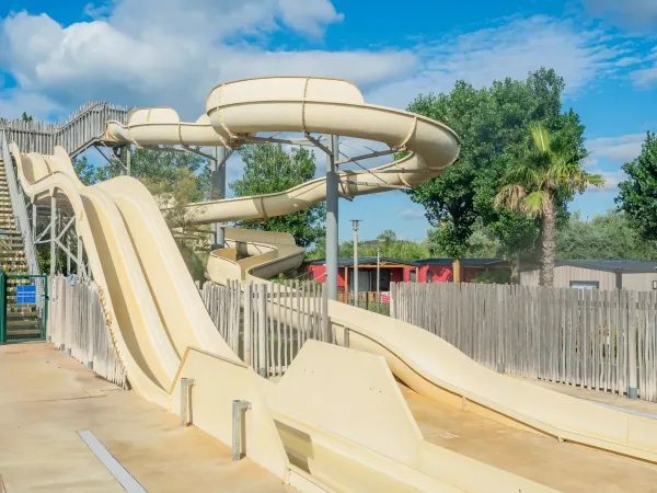 Des toboggans rafraîchissants au camping de Roan Les Méditerranées Beach Garden.