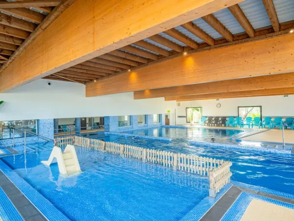 La piscine couverte avec pataugeoire du camping Roan Les Méditerranées Beach Garden.