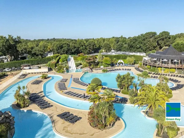 La belle piscine du camping Roan La Grande Métairie.