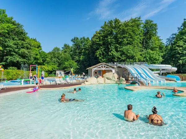 Vue d'ensemble de la piscine du Roan camping de Bonnal.