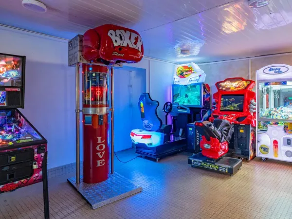 La salle de jeux du camping Roan Le Val de Bonnal.