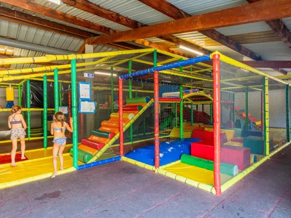 Aire de jeux couverte au camping Roan de Galaure.