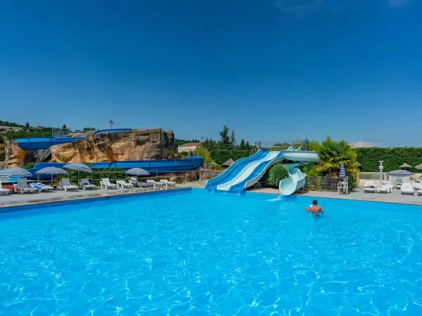 Les familles font un plongeon dans la piscine du camping Roan Chateau de Galaure.