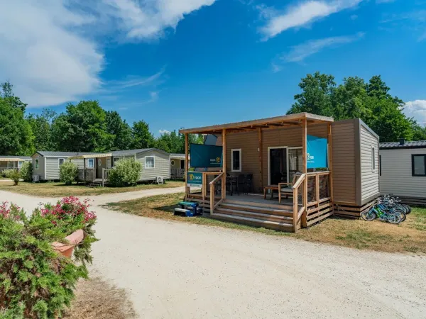 Le mobil-home d'accueil Roan au camping Château de Galaure.