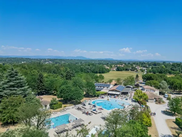 Vue d'ensemble de la piscine du camping Roan La Grand Terre.