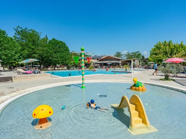 Vue d'ensemble de la piscine du camping Roan La Grand'Terre.
