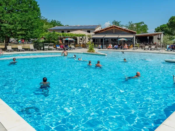 Piscine avec toboggans au camping Roan La Grand Terre.