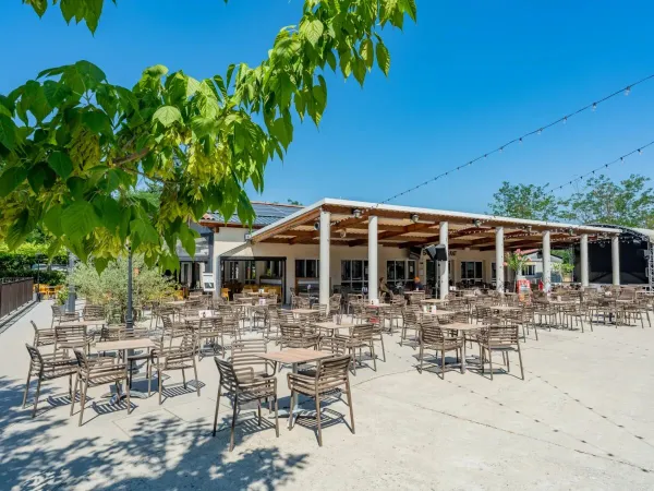 La terrasse du camping Roan La Grand'Terre.