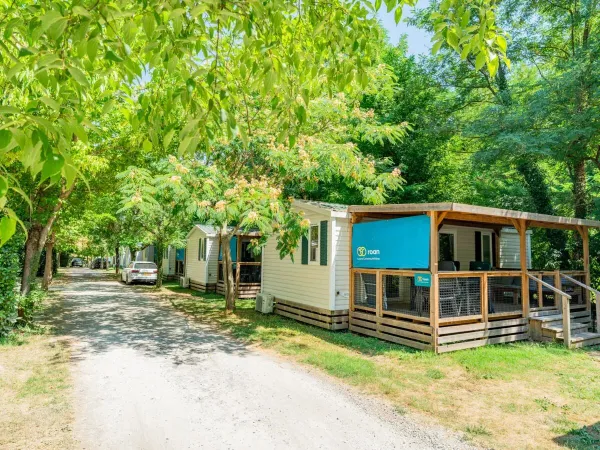 Rue avec des mobil-homes Comfort Plus Relax au camping Roan La Grand'Terre.