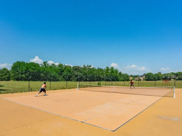 Le court de tennis du camping Roan La Grand'Terre.