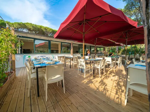 La terrasse du restaurant du Roan camping Del Forte.