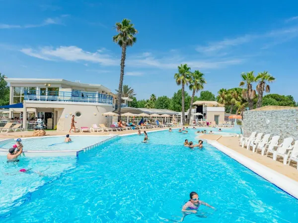 Piscine animée au camping Roan Le Napoléon.