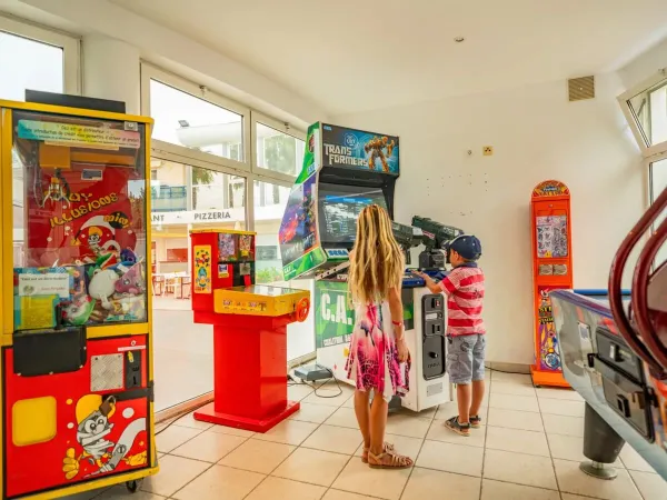 Jeux d'arcade au camping Roan Le Napoléon.