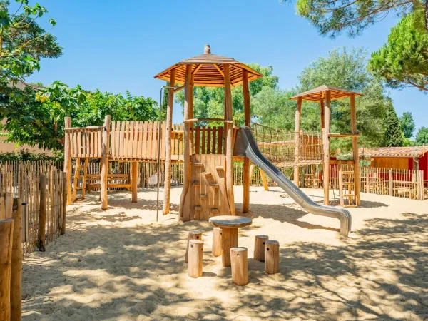 Une aire de jeux au Roan camping Serignan Plage.