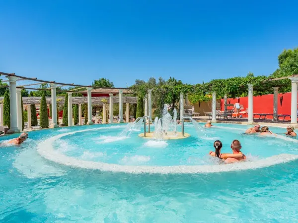 Détente dans la balnéo du camping Roan Le Serignan Plage.
