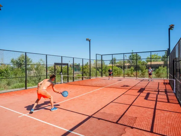 Terrain de padel au camping Roan Le Serignan Plage.