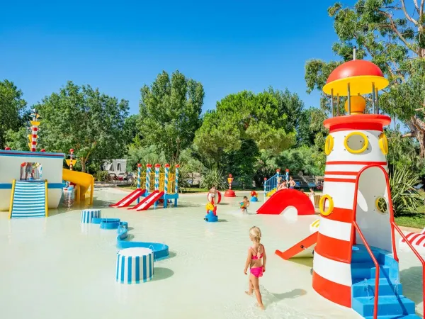Aire de jeux d'eau au Roan camping Serignan Plage.