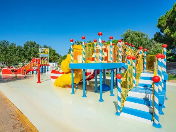 Grande aire de jeux d'eau au camping Roan Le Serignan Plage.