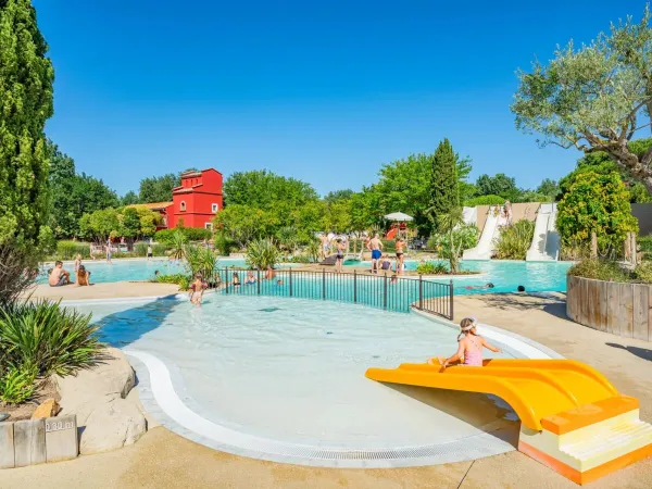 Vue d'ensemble de la piscine du Roan camping Le Serignan Plage.