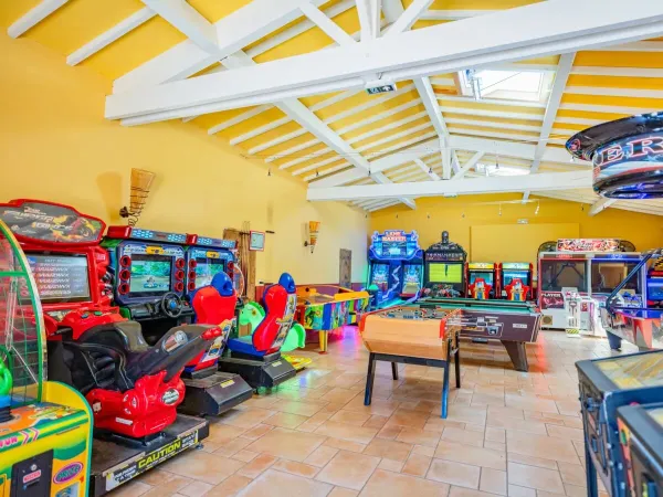 Espace avec machines à sous au Roan camping Serignan Plage.