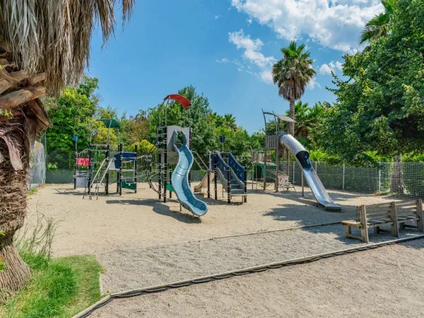 Une aire de jeux au camping Roan La Sirène.