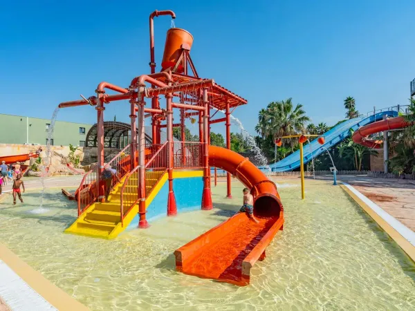Grande aire de jeux d'eau au camping Roan La Sirène.