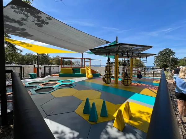 Aire de jeux sécurisée pour les plus jeunes au camping Roan Bijela Uvala.