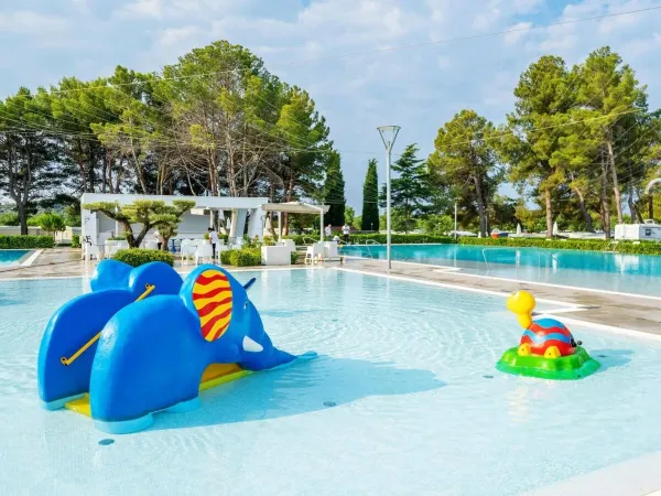 Section pour enfants avec toboggan à la piscine principale du camping Roan Valkanela.