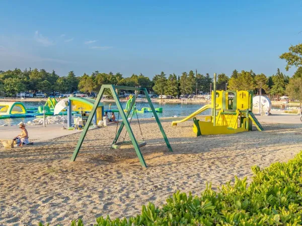 Aire de jeux sur la plage du camping Roan Valkanela.