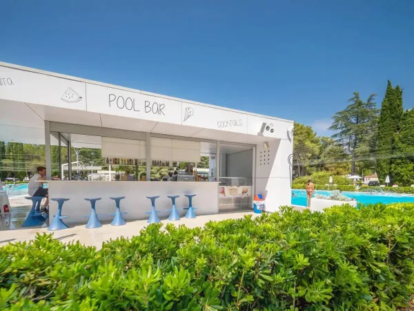Bar de la piscine au camping Roan Valkanela.