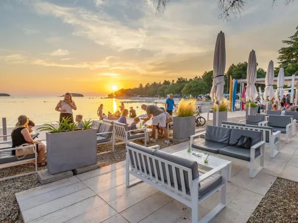 Coucher de soleil au bar du camping Roan Valkanela.