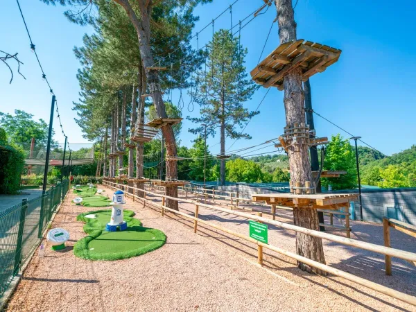 Cours d'accrobranche au camping Roan hu Norcenni Girasole village.