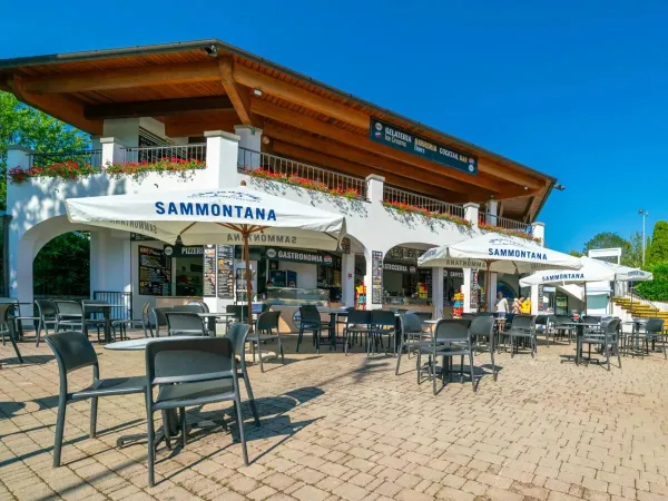 Restaurant au bord de la piscine du camping Roan hu Norcenni Girasole village.