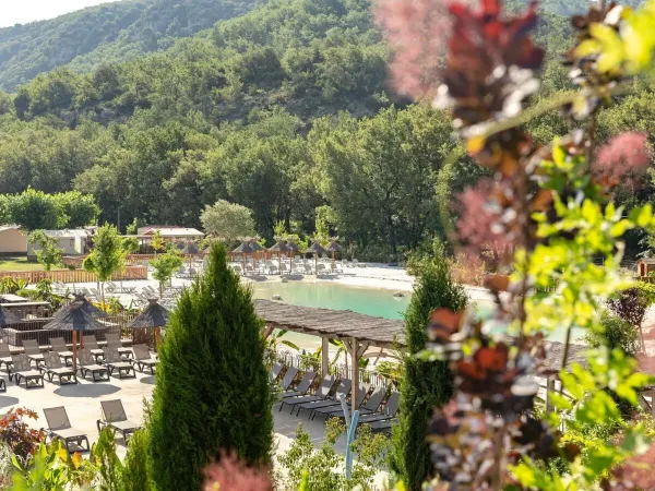 Vue d'ensemble de la piscine lagon du Roan camping Verdon Parc.
