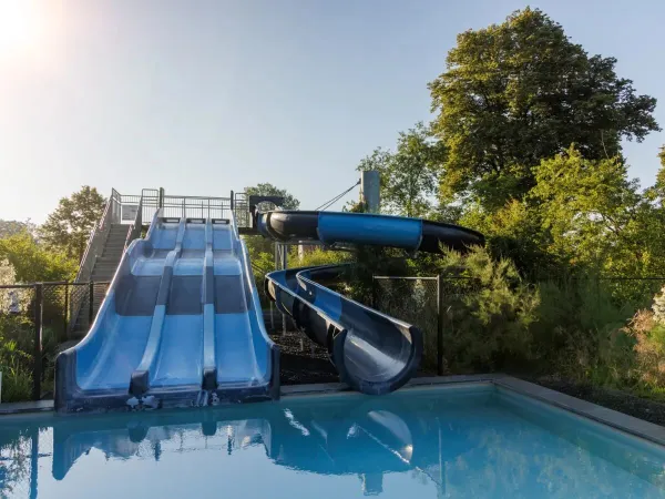 Aperçu des toboggans de la piscine extérieure du camping Roan De Twee Bruggen.
