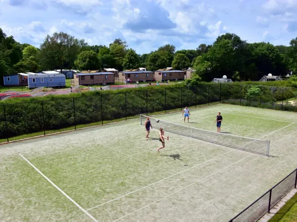 Jouer au tennis ou au football au camping Roan de Twee Bruggen.