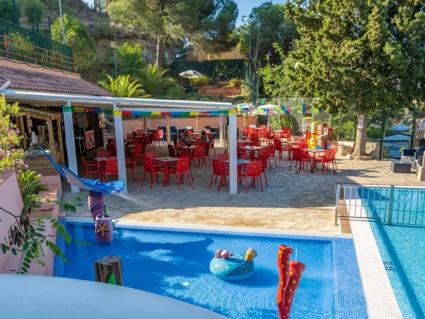 La terrasse du camping Roan Cala Canyelles.