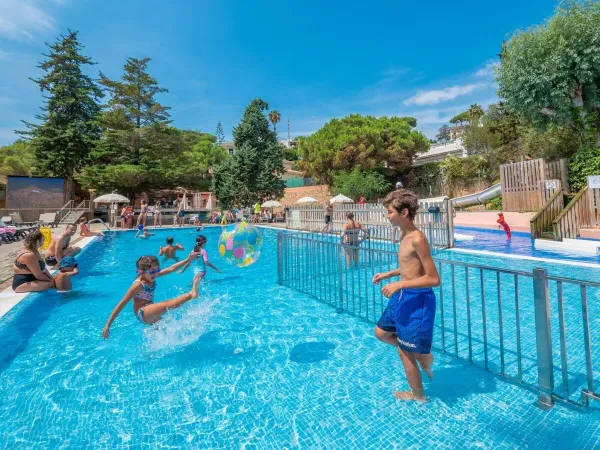 Piscine au camping Roan Cala Canyelles.