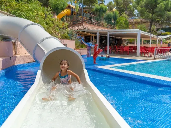 Fille sur le toboggan de la piscine du camping Roan Cala Canyelles.