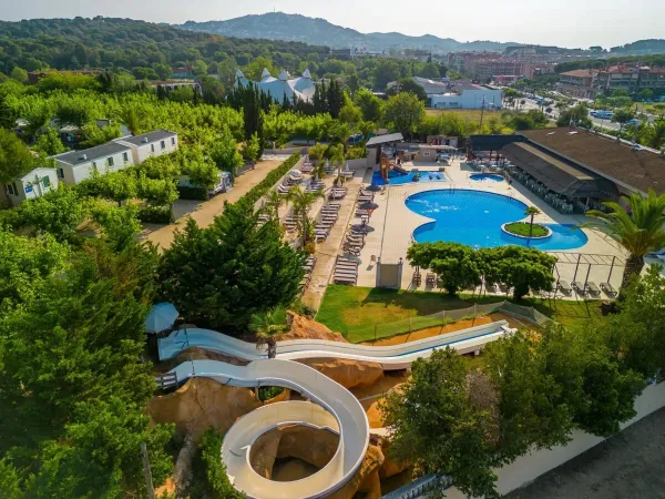 Vue d'ensemble de la piscine du camping Roan Tucan.