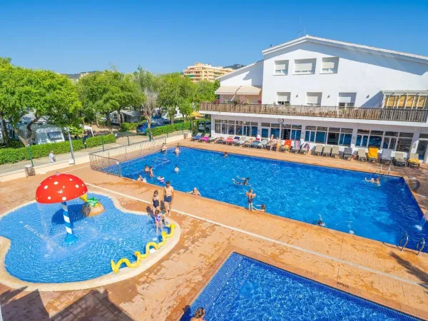 Vue d'ensemble de la piscine du camping Roan Caballo de Mar.